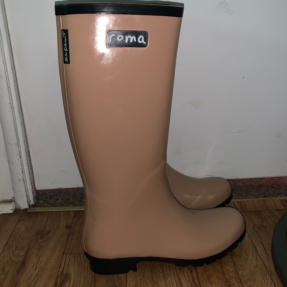 Brand new never been worn Roma rain boots